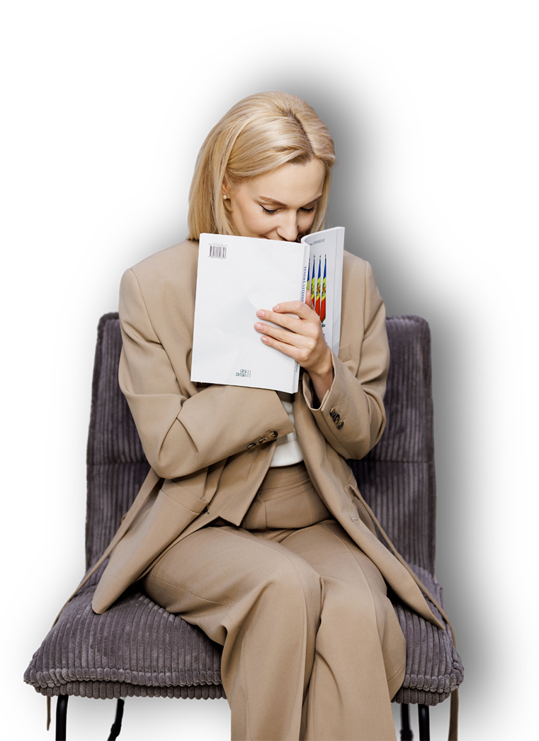 Ariana Trofim cu cartea Protocolul Instituțional